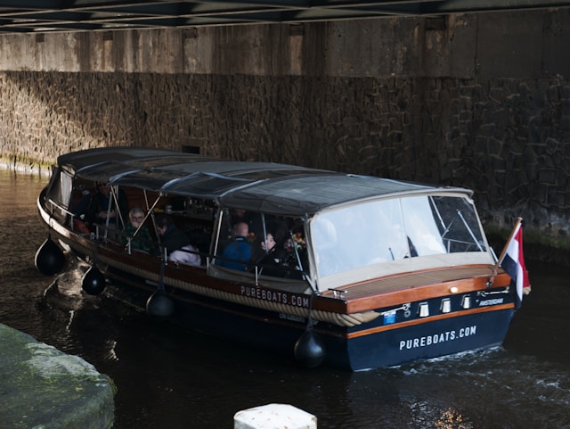 Amsterdam beleven vanuit een ander perspectief: De voordelen van een rondvaart